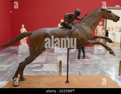 Statua in bronzo raffigurante "Jockey di Artemision', una grande statua ellenistica di un giovane ragazzo in sella ad un cavallo, datato intorno al 150-140 A.C. Si tratta di una rara sopravvivere originale statua in bronzo della Grecia antica e di un raro esempio di scultura Greca di un cavallo da corsa Foto Stock