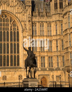 Richard mi, statua di Carlo Marochetti, al di fuori del Palazzo di Westminster, il Parlamento, Londra, Regno Unito. Richard MI (8 settembre 1157 - 6 Aprile 1199) era re d'Inghilterra dal 1189 fino alla sua morte. Foto Stock