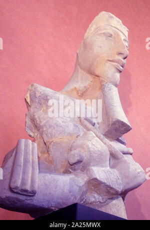 Re Akhenaton; Statua datata 1350 BC trovata a Karnak, Egitto Foto Stock