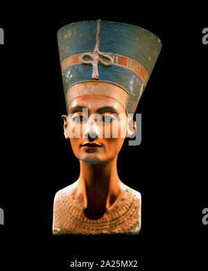 Busto di Nefertiti dal Agyptisches Museum di Berlino raccolta, attualmente nella Neues Museum. Neferneferuaten Nefertiti (c. 1370 - c. 1330 BC), regina egiziana e la grande sposa reale (chief consorte) di Akhenaton. Il busto di Nefertiti è un dipinto di stucco rivestite con busto di calcare, che si pensa sia stato realizzato nel 1345 A.C. dallo scultore Thutmosi. Il tedesco del team archeologico guidato da Ludwig Borchardt scoperto il busto in 1912 in Thutmosi della bottega. Foto Stock