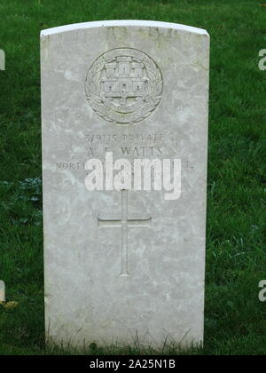 Pietra tombale militare per il privato A. E. Watt del Northamptonshire Regiment, che morì durante la Prima Guerra Mondiale Foto Stock