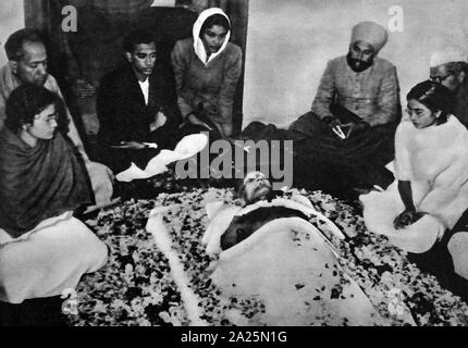Fotografia del Mahatma Gandhi essendo predisposta per il suo funerale. Mohandas Karamchand Gandhi (1869-1948) un attivista indiana Foto Stock