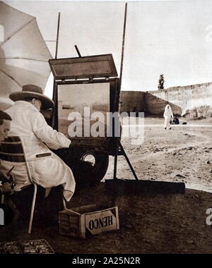 Fotografia di Winston Churchill pittura a Marrakesh. Sir Winston Leonard Spencer-Churchill (1874-1965) un uomo politico britannico, ufficiale dell'esercito, scrittore, pittore ed ex primo ministro della Gran Bretagna Foto Stock