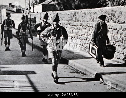 Fotografia di un uomo ebraico muovendo i suoi beni da Jaffa a Tel Aviv come le truppe britanniche di pattuglia. Foto Stock