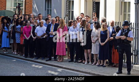 Boris Johnson's ragazza, Carrie Symonds(abito rosa, centro), con il numero in entrata 10 personale, come l'attesa per l arrivo di Boris Johnson dopo la sua nomina a Primo Ministro britannico il 24 luglio 2019. Foto Stock