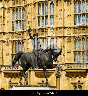 Fotografia del richard coeur de lion statua al di fuori della sede del parlamento. Foto Stock