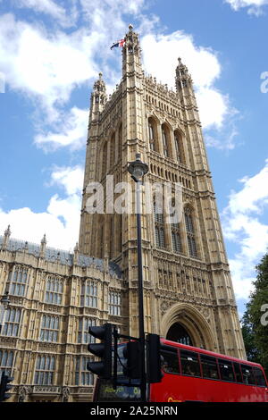 Esterno del Palazzo di Westminster, il luogo di incontro della House of Commons e House of Lords, le due case del parlamento del Regno Unito Foto Stock