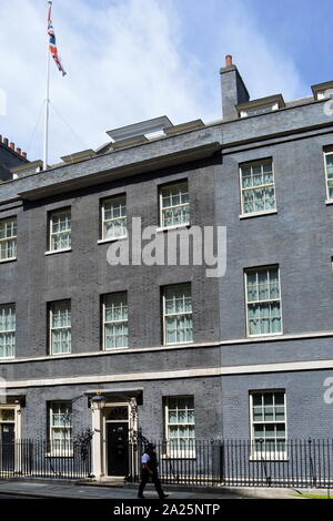 A Downing Street, Londra, ospita le residenze ufficiali e gli uffici del primo ministro del Regno Unito e il cancelliere dello scacchiere. situato fuori di Whitehall, a pochi minuti a piedi dalla casa del parlamento, Downing Street è stato costruito nel 1680s da sir George downing. Foto Stock