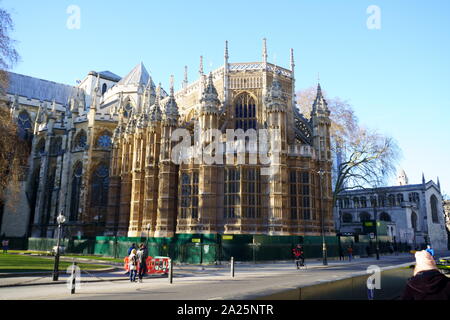 Esterno del Palazzo di Westminster, il luogo di incontro della House of Commons e House of Lords, le due case del parlamento del Regno Unito Foto Stock