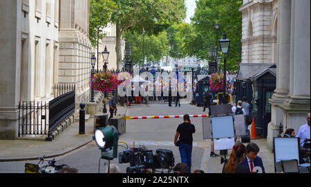 Premere riuniti a Downing Street, Londra, per l'arrivo delle chiamate in arrivo il nuovo primo ministro, Boris johnson. Downing street è la gazzetta residenze e uffici del primo ministro del Regno Unito e il cancelliere dello scacchiere. situato fuori di Whitehall, a pochi minuti a piedi dalla casa del parlamento, Downing Street è stato costruito nel 1680s da sir George downing. Foto Stock