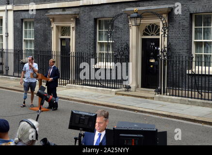 L'ambone eretto a Downing Street per interventi dei messaggi in uscita e in arrivo e i primi ministri, Theresa Maggio e Boris johnson. Il 24 luglio 2019 Foto Stock