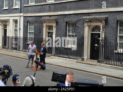 L'ambone eretto a Downing Street per interventi dei messaggi in uscita e in arrivo e i primi ministri, Theresa Maggio e Boris johnson. Il 24 luglio 2019 Foto Stock