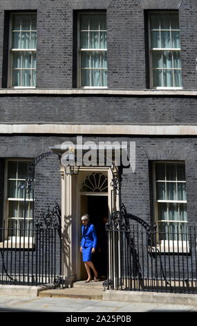 Theresa Maggio lascia 10 di Downing Street per fare il suo discorso di dimissioni, Londra, prima di vedere la regina Elisabetta a formalizzare la sua partenza. L'ultimo giorno di premiership di Theresa Maggio, primo ministro del Regno Unito, 13 luglio 2016 - 24 luglio 2019. maggio era il leader del partito conservatore da luglio 2016 - 23 luglio 2019. mostrato con il marito phillip maggio. Foto Stock