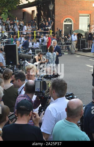 Media a Downing Street per interventi dei messaggi in uscita e in arrivo e i primi ministri, Theresa Maggio e Boris johnson. Il 24 luglio 2019 Foto Stock