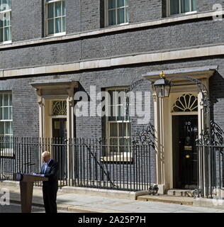 Boris johnson; (nato il 19 giugno 1964), uomo politico britannico e primo ministro del Regno Unito e leader del partito conservatore dal luglio 2019. Boris johnson arrivando a Downing street sul suo primo giorno come primo ministro il 24 luglio 2019 Foto Stock