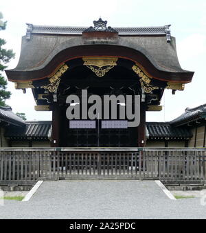 Kenreimon, una delle principali porte d'ingresso dall'esterno al cortile interno, il Palazzo Imperiale di Kyoto, dell'Imperatore del Giappone. Gli imperatori hanno da allora risiedette presso il Tokyo Imperial Palace dopo la Restaurazione Meiji nel 1869, e la conservazione del Palazzo Imperiale di Kyoto è stato ordinato nel 1877. Oggi, i giardini sono aperti al pubblico e la Casa imperiale agenzia pubblica ospita tours degli edifici più volte al giorno. Foto Stock