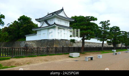Il Castello di Nijo, Kyoto, Giappone. Il castello è costituito da due anelli concentrici (Kuruwa) di fortificazioni, il Palazzo Ninomaru, le rovine del Palazzo Honmaru, vari edifici di supporto e diversi giardini. In 1601, Tokugawa Ieyasu, il fondatore del Shogunato Tokugawa, ordinò che tutti i feudatari nel Giappone occidentale per contribuire alla costruzione del Castello di Nijo, che è stata completata durante il regno dei Tokugawa Iemitsu nel 1626. Foto Stock