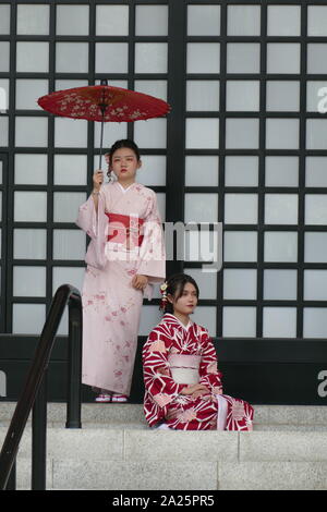 Due donne che indossano kimono in Senso-ji (oKinryu-zan Senso-ji), tempio buddista, in Asakusa, Tokyo, Giappone. Si tratta di Tokyo il più antico tempio, e uno dei suoi più significativi. Precedentemente associato con la setta Tendai del Buddhismo, divenne indipendente dopo la Seconda Guerra Mondiale. Foto Stock