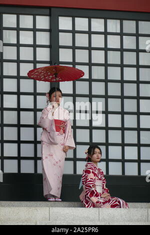 Due donne che indossano kimono in Senso-ji (oKinryu-zan Senso-ji), tempio buddista, in Asakusa, Tokyo, Giappone. Si tratta di Tokyo il più antico tempio, e uno dei suoi più significativi. Precedentemente associato con la setta Tendai del Buddhismo, divenne indipendente dopo la Seconda Guerra Mondiale. Foto Stock