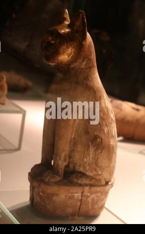 Dorato statua in legno del gatto dea Bastet da Gurna in Egitto. Periodo Tardo circa 400 BC Foto Stock