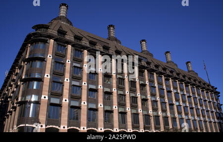 Portcullis House (PCH) è un palazzo di uffici a Westminster, Londra, Regno Unito che è stato commissionato nel 1992 e aperto nel 2001 per fornire uffici per 213 membri del Parlamento europeo e del loro personale. Foto Stock