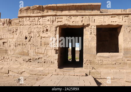 Vicino all'ingresso del tempio mortuario di Ramesse III a Medinet Habu, è il tempio di Amon, (Amon Djeser Set) risalente al XVIII dinastia 1458 BC, costruito da Hatshepsut e Thutmosi III. Ha subito molti cambiamenti e modifiche nel corso degli anni, parzialmente nella 20esima, 25esima, 26esima, 29 e 30 dinastie e il periodo greco-romano. Foto Stock