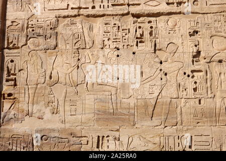 Vicino all'ingresso del tempio mortuario di Ramesse III a Medinet Habu, è il tempio di Amon, (Amon Djeser Set) risalente al XVIII dinastia 1458 BC, costruito da Hatshepsut e Thutmosi III. Ha subito molti cambiamenti e modifiche nel corso degli anni, parzialmente nella 20esima, 25esima, 26esima, 29 e 30 dinastie e il periodo greco-romano. Foto Stock