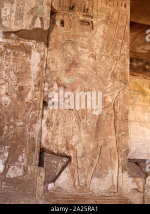 Vicino all'ingresso del tempio mortuario di Ramesse III a Medinet Habu, è il tempio di Amon, (Amon Djeser Set) risalente al XVIII dinastia 1458 BC, costruito da Hatshepsut e Thutmosi III. Ha subito molti cambiamenti e modifiche nel corso degli anni, parzialmente nella 20esima, 25esima, 26esima, 29 e 30 dinastie e il periodo greco-romano. Foto Stock