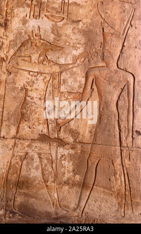 Vicino all'ingresso del tempio mortuario di Ramesse III a Medinet Habu, è il tempio di Amon, (Amon Djeser Set) risalente al XVIII dinastia 1458 BC, costruito da Hatshepsut e Thutmosi III. Ha subito molti cambiamenti e modifiche nel corso degli anni, parzialmente nella 20esima, 25esima, 26esima, 29 e 30 dinastie e il periodo greco-romano. Foto Stock