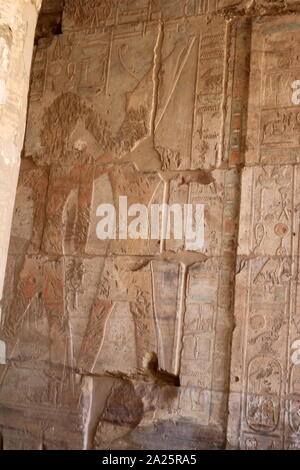 Vicino all'ingresso del tempio mortuario di Ramesse III a Medinet Habu, è il tempio di Amon, (Amon Djeser Set) risalente al XVIII dinastia 1458 BC, costruito da Hatshepsut e Thutmosi III. Ha subito molti cambiamenti e modifiche nel corso degli anni, parzialmente nella 20esima, 25esima, 26esima, 29 e 30 dinastie e il periodo greco-romano. Foto Stock