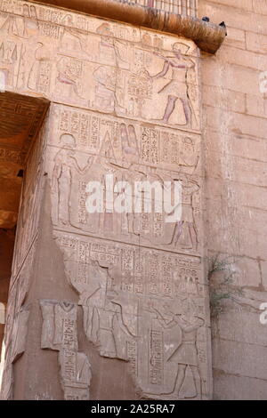 Vicino all'ingresso del tempio mortuario di Ramesse III a Medinet Habu, è il tempio di Amon, (Amon Djeser Set) risalente al XVIII dinastia 1458 BC, costruito da Hatshepsut e Thutmosi III. Ha subito molti cambiamenti e modifiche nel corso degli anni, parzialmente nella 20esima, 25esima, 26esima, 29 e 30 dinastie e il periodo greco-romano. Foto Stock