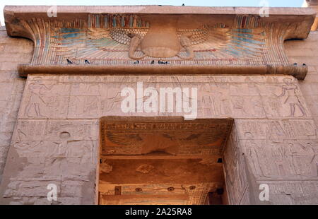 Vicino all'ingresso del tempio mortuario di Ramesse III a Medinet Habu, è il tempio di Amon, (Amon Djeser Set) risalente al XVIII dinastia 1458 BC, costruito da Hatshepsut e Thutmosi III. Ha subito molti cambiamenti e modifiche nel corso degli anni, parzialmente nella 20esima, 25esima, 26esima, 29 e 30 dinastie e il periodo greco-romano. Foto Stock