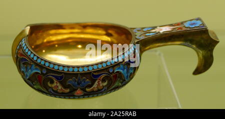 Abbeveratoio (Kovsch); Russo, in ottone smaltato. Attribuito a Carl Faberge 1898 Foto Stock