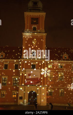 Luminarie di Natale Decorare il Castello Reale di Varsavia, situato in Piazza Castello, all'ingresso della Varsavia Old Town Foto Stock