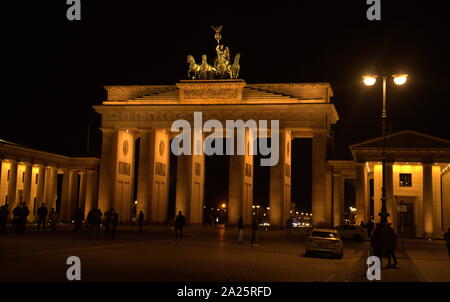 La Porta di Brandeburgo (Brandenburger Tor) visto di notte. Un settecentesco neoclassico monumento a Berlino, costruito su ordine del re di Prussia Federico Guglielmo II dopo il ripristino dell'ordine durante i primi Batavian rivoluzione. Uno dei più noti monumenti della Germania, Foto Stock