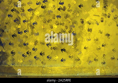 Arte dei graffiti sul muro di Berlino, che divideva Berlino dal 1961 al 1989. Costruito dalla Repubblica democratica tedesca, la Germania Est), a partire dal 13 agosto 1961, la parete tagliata a Berlino Ovest dalla circondante la Germania Est, compresa Berlino Est, fino al tedesco orientale funzionari ordinato ha aperto nel novembre 1989. Demolizione iniziò ufficialmente il 13 giugno 1990 Foto Stock