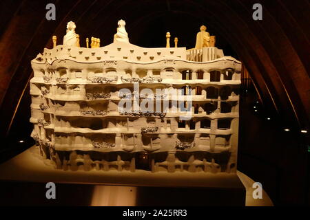 Casa Mila (La Pedrera), edificio modernista di Barcellona, in Catalogna, Spagna. Fu l'ultima residenza privata progettato dall architetto Antoni Gaudi e fu costruito tra il 1906 e il 1912. Foto Stock