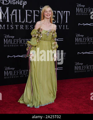 Los Angeles, Stati Uniti. 01 ott 2019. Membro del cast Elle Fanning assiste la premiere del motion picture fantasy 'Maleficent: padrona del male" a El Capitan Theater di Hollywood sezione di Los Angeles il lunedì, 30 settembre 2019. Storyline Maleficent e la sua figlioccia Aurora iniziano a mettere in discussione il complesso i legami familiari che li legano come sono tirate in direzioni diverse dalle nozze imminenti, alleati inaspettati e dark nuove forze in gioco. Foto di Jim Ruymen/UPI Credito: UPI/Alamy Live News Foto Stock