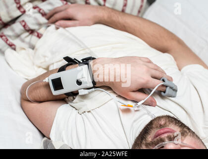 Apnea nel sonno Diagnostica dispositivo medico Kit allegato per le dita e il naso umano, che si trova nel letto Foto Stock