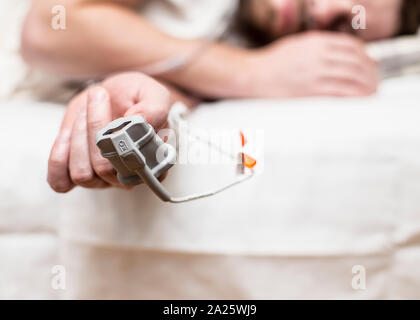Apnea nel sonno Diagnostica dispositivo medico Kit allegato per le dita e il naso umano, che si trova nel letto Foto Stock