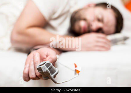 Apnea nel sonno Diagnostica dispositivo medico Kit allegato per le dita e il naso umano, che si trova nel letto Foto Stock