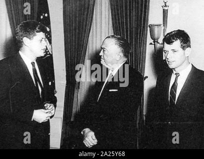 Una fotografia di John F. Kennedy (1917-1963), J. Edgar Hoover (1895-1972) e Robert Kennedy (1925-1968). Foto Stock