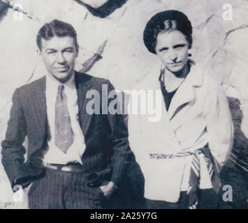 Una fotografia di Bonnie e Clyde. Bonnie Elizabeth Parker (1910-1934) e Clyde Chestnut Barrow (1909-1934) criminali americani che hanno viaggiato intorno al centro di Stati Uniti con la loro pista durante la Grande Depressione. Foto Stock