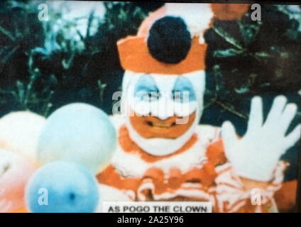 Fotografia a colori del John Wayne Gacy come Pogo il clown. John Wayne Gacy Jr (1942-1994) un American serial killer e stupratore durante gli anni settanta. Foto Stock