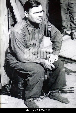 Una fotografia di un ammanettato Josef Kramer. Josef Kramer (1906-1945) il comandante di Auschwitz-Birkenau e dell'Bergen-Belsen campo di concentramento. Doppiata la Bestia di Belsen, egli era un famigerato nazista tedesco criminale di guerra. Foto Stock