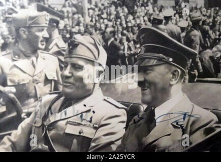 Una foto autografate di Adolf Hitler (1889-1945) e Benito Mussolini (1883-1945). Foto Stock
