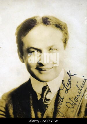 Un firmato fotografia di Harry Houdini. Harry Houdini (1874-1926) un ungherese-americano nato l'illusionista e stunt performer. Foto Stock