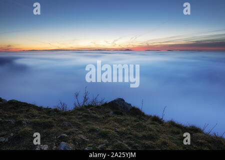 Tramonto sopra le nuvole Foto Stock