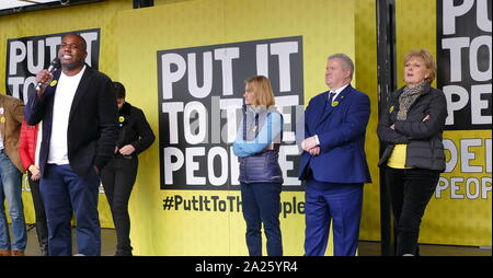 David Lammy, manodopera MP per Tottenham, risolve il "voto popolare' marzo in piazza del Parlamento, Londra. Lammy era unita da "rimanere" Campagna MP, inclusi Justine Greening, Ian Blackford e Anna Soubry. Il voto popolare marzo ha avuto luogo a Londra il 23 marzo 2019 come parte di una serie di dimostrazioni di protesta contro Brexit, chiamata per un nuovo referendum e chiedere al governo britannico di revocare l'articolo 50. Essa ha portato al capitale di centinaia di migliaia di manifestanti, o di più di un milione di persone secondo gli organizzatori. Foto Stock