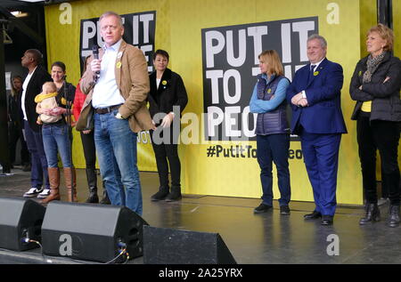 Phillip James Lee, britannico, politico conservatore, membro del Parlamento (MP) per Bracknell, risolve il "voto popolare' marzo in piazza del Parlamento, Londra. Il voto popolare marzo ha avuto luogo a Londra il 23 marzo 2019 come parte di una serie di dimostrazioni di protesta contro Brexit, chiamata per un nuovo referendum e chiedere al governo britannico di revocare l'articolo 50. Essa ha portato al capitale di centinaia di migliaia di manifestanti, o di più di un milione di persone secondo gli organizzatori. Foto Stock